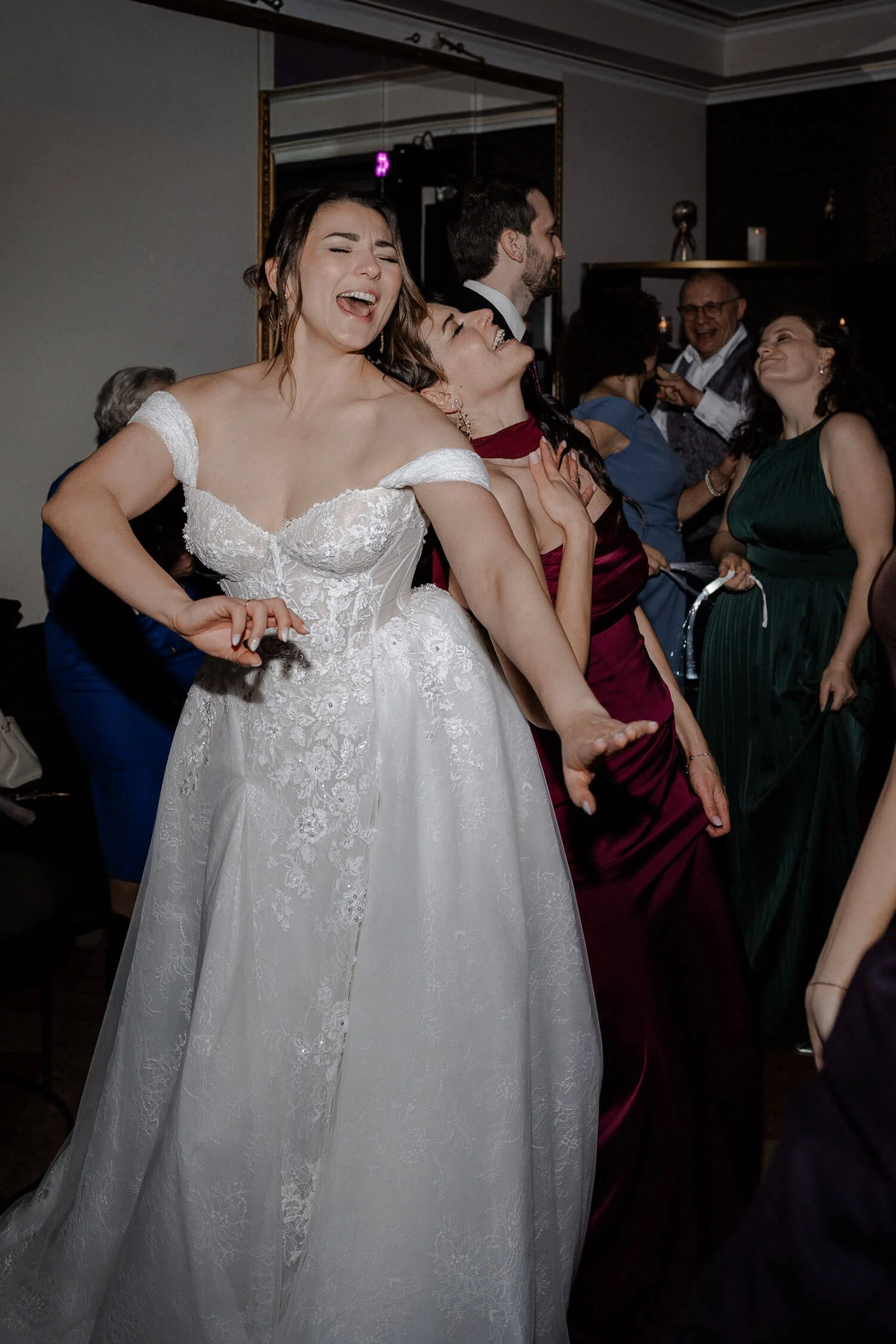 Braut on Fire – ausgelassenes Singen &amp; Tanzen mitten auf der Tanzfläche im Morrhof