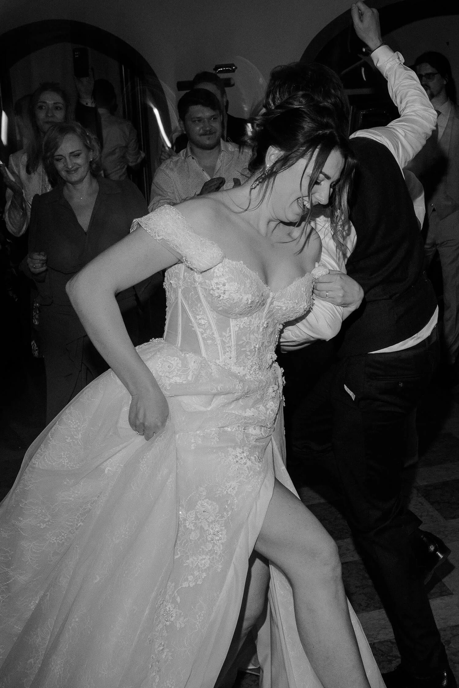 Braut tanzt ausgelassen auf der Hochzeitsfeier im Morrhof