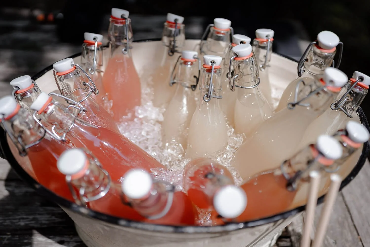 Hausgemachte Limonade auf Eis beim Empfang