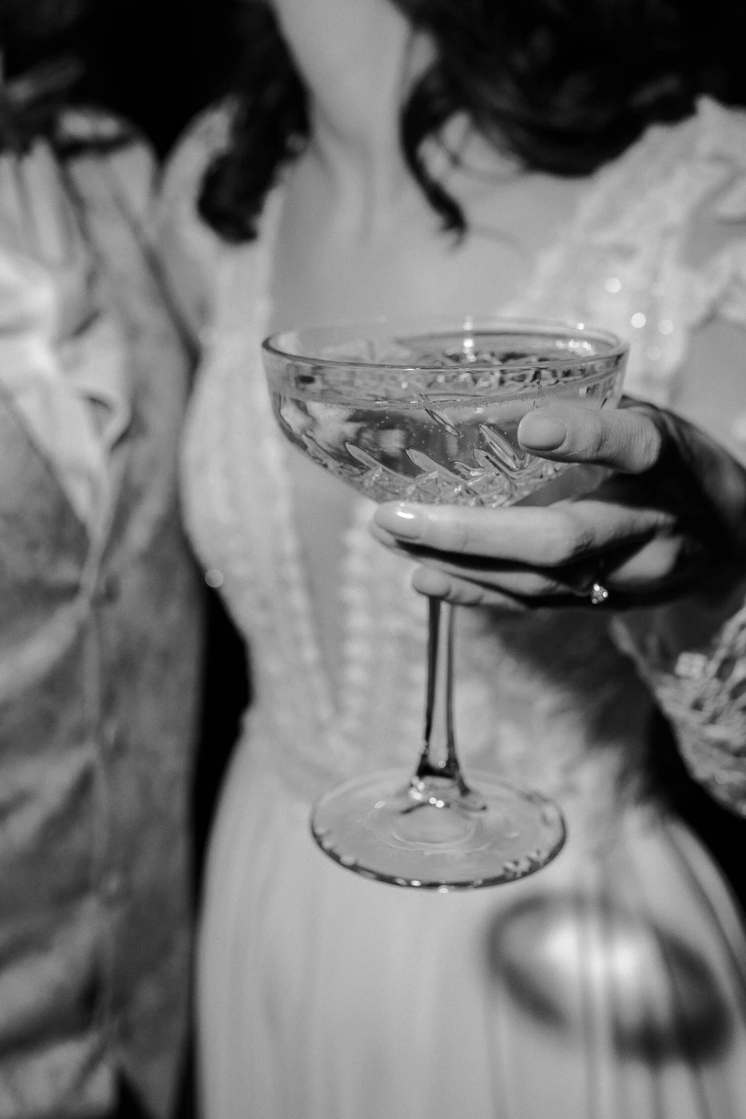 Braut mit Champagnerglas beim stilvollen Hochzeitsempfang in München