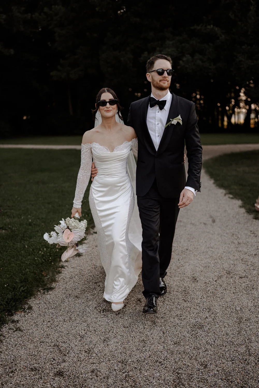 Brautpaar im Sonnenuntergang mit Sonnenbrillen