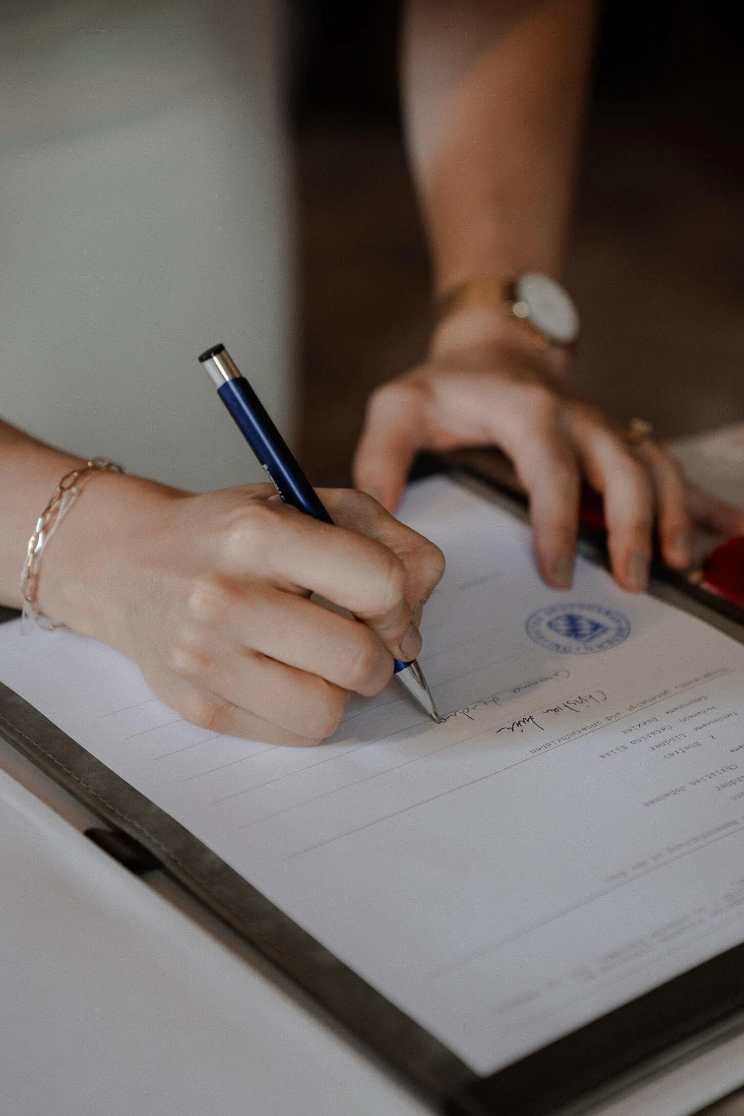 Unterschrift im Traubuch / Standesamt Dokument (Detail mit Stift) – standesamt roseninsel unterschrift