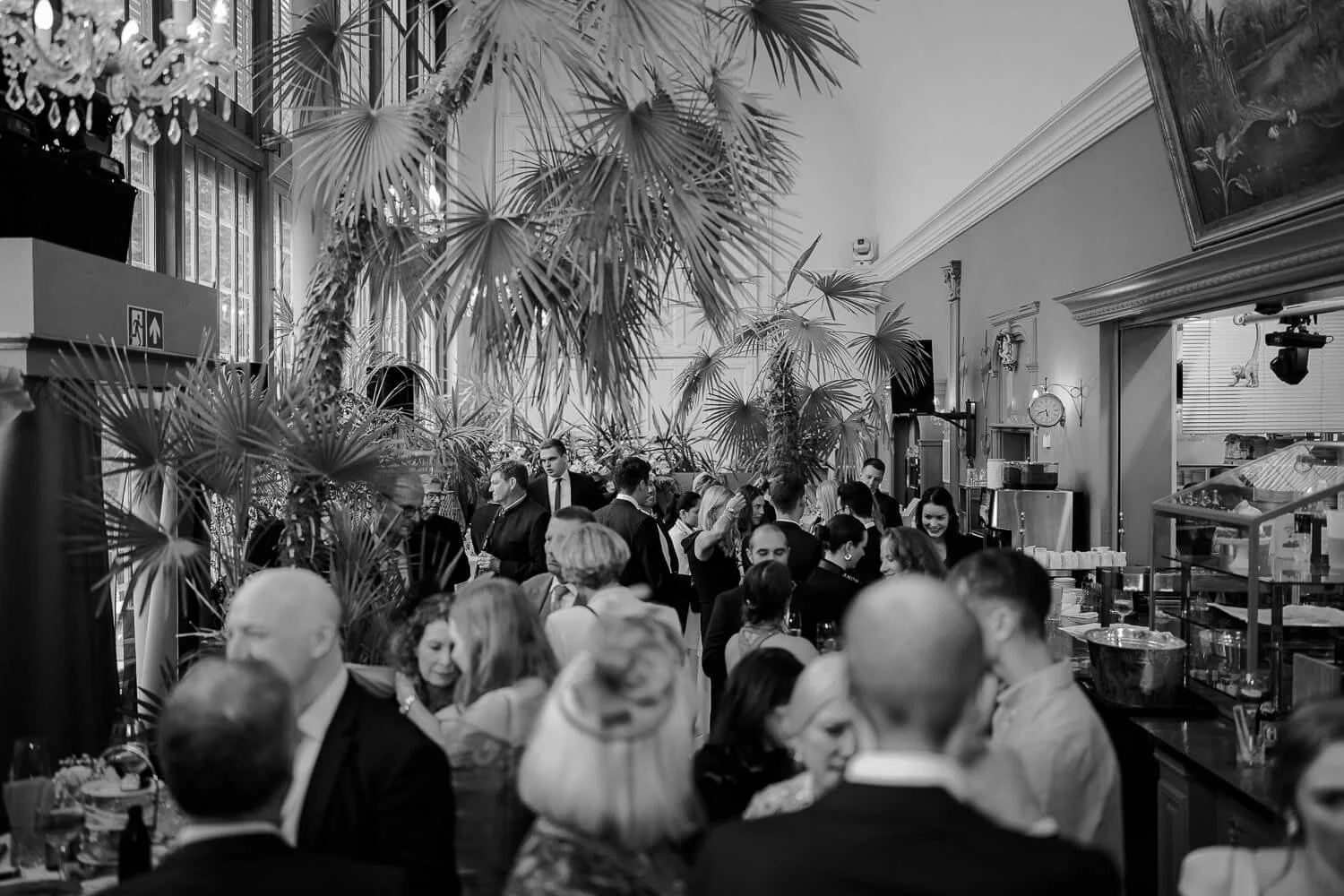 Hochzeitsgesellschaft feiert im Schlosscafé im Palmenhaus München