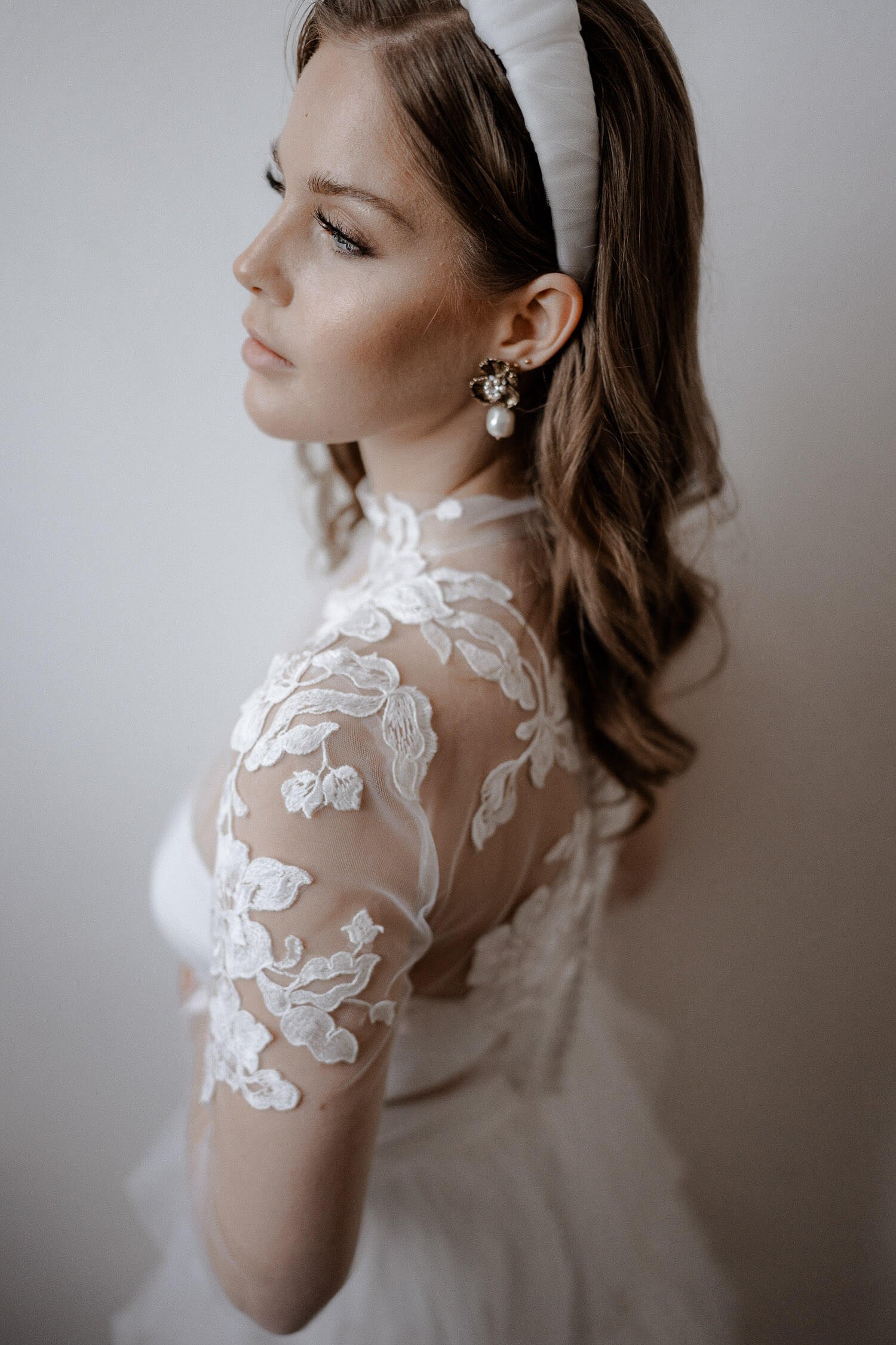 Brautporträt im Spitzenkleid mit Haarreif – elegante Hochzeitsfotos