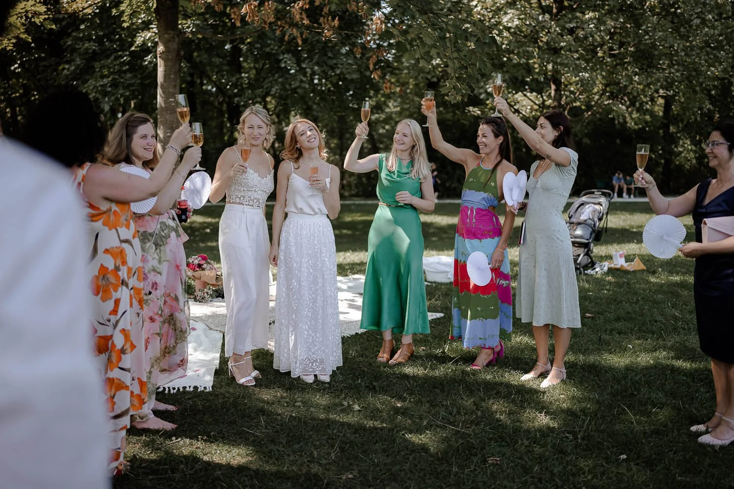 Hochzeitspaar stößt mit Gästen nach Trauung in München Mandlstraße an