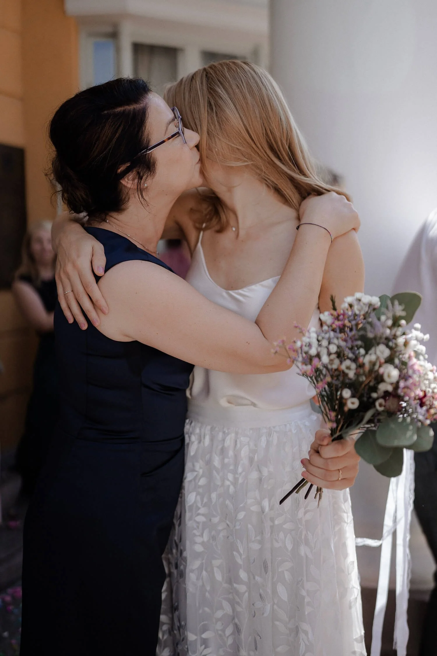 Emotionale Umarmung nach der Trauung