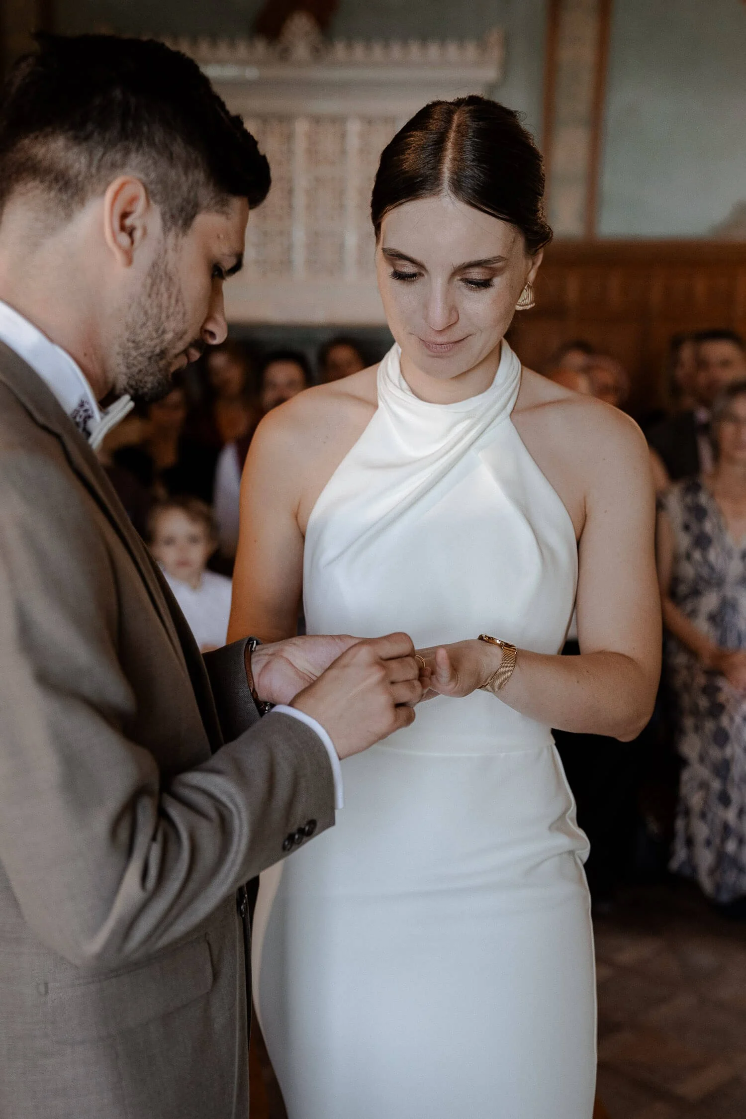 Brautpaar sitzt vor dem Trautisch mit Rosenblättern – roseninsel starnberger see heiraten