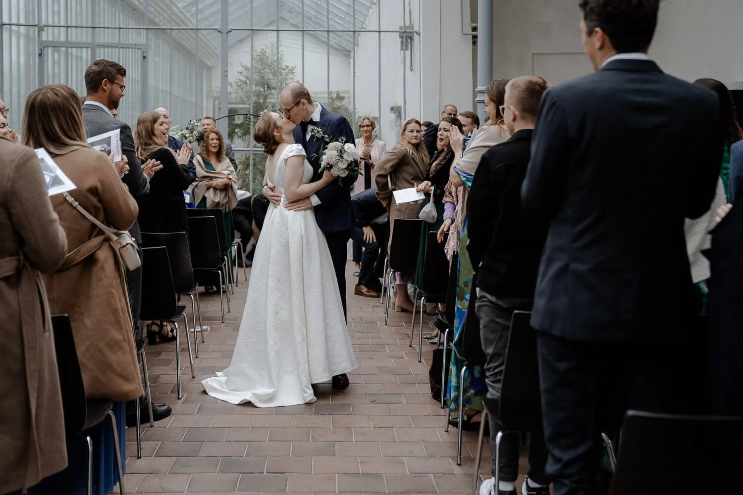 Brautpaar küsst sich bei Auszug aus freier Trauung