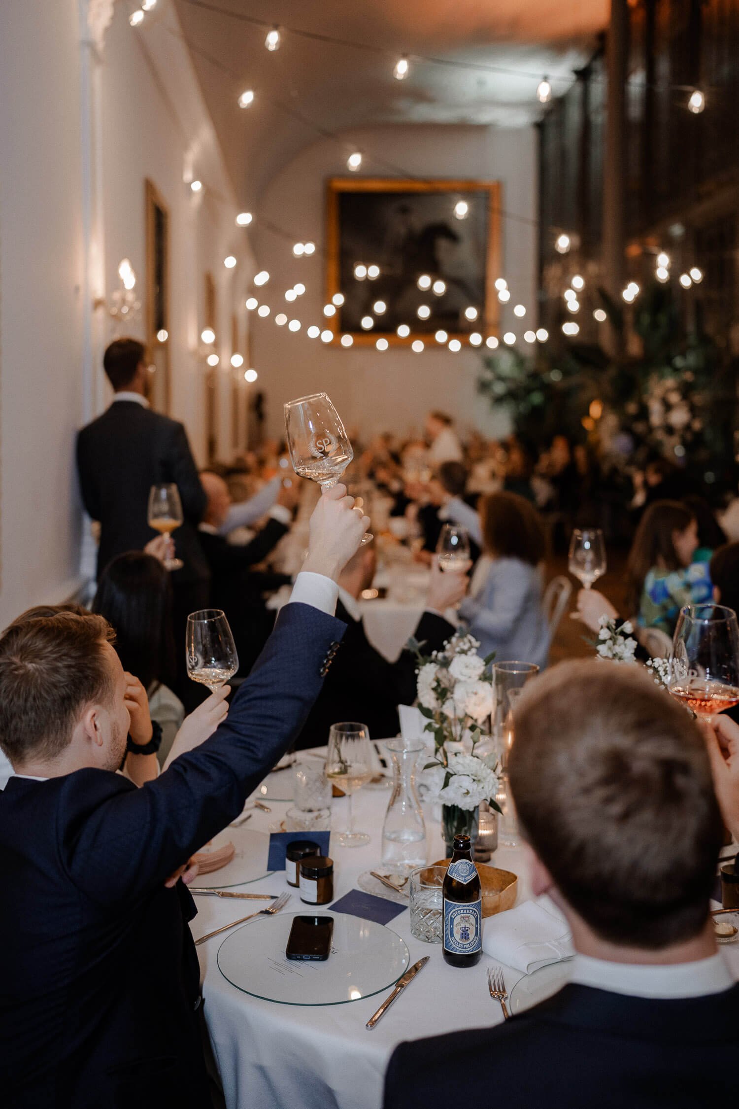 Elegante Hochzeitstafel mit Kerzenlicht und Blumen im Schlosscafé Palmenhaus in München