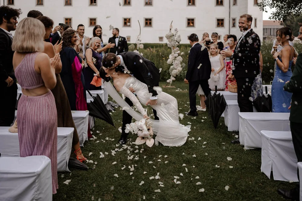 Kuss nach der Trauung