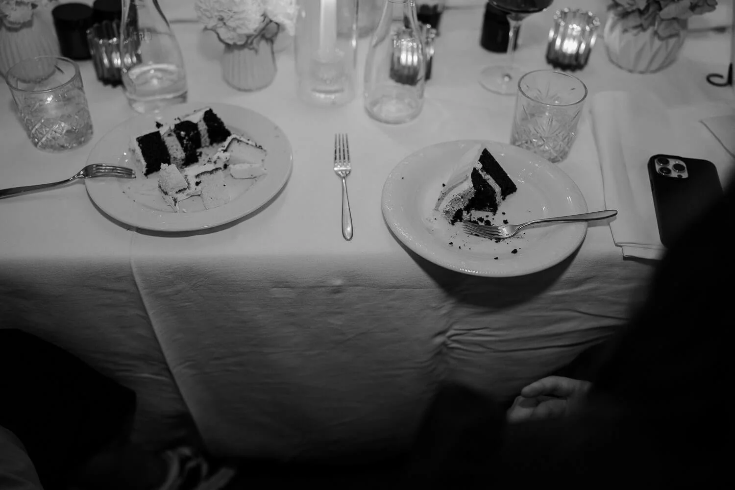 Tortenstücke auf Tellern beim Hochzeitsdinner