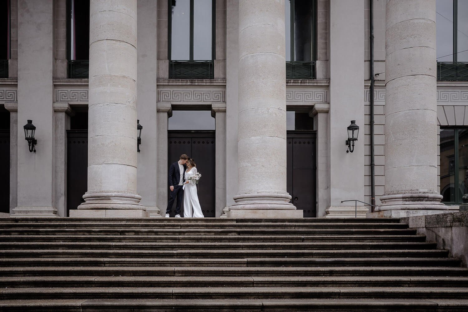 Standesamtliche Trauung München mit Paar vor klassischer Säulenfassade