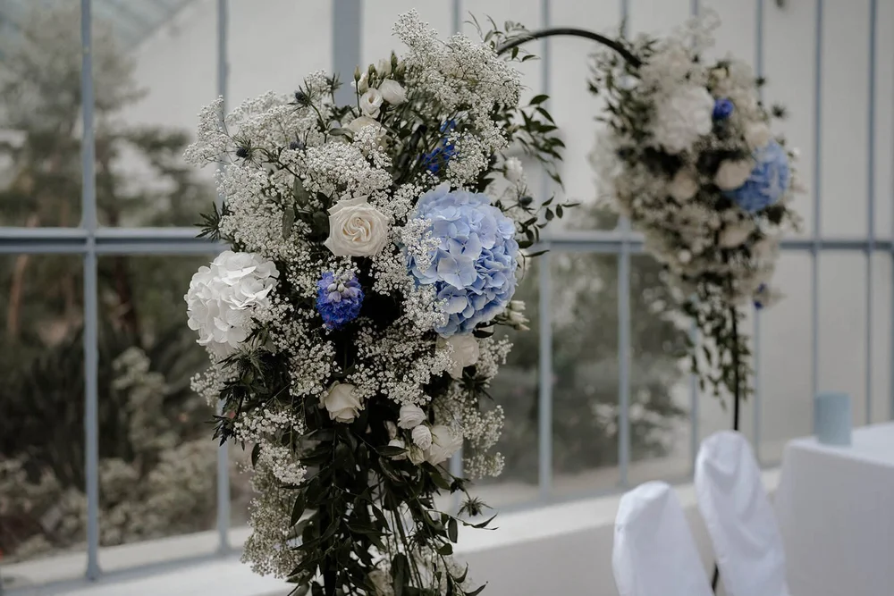 Blumenschmuck im Palmenhaus zur Trauung