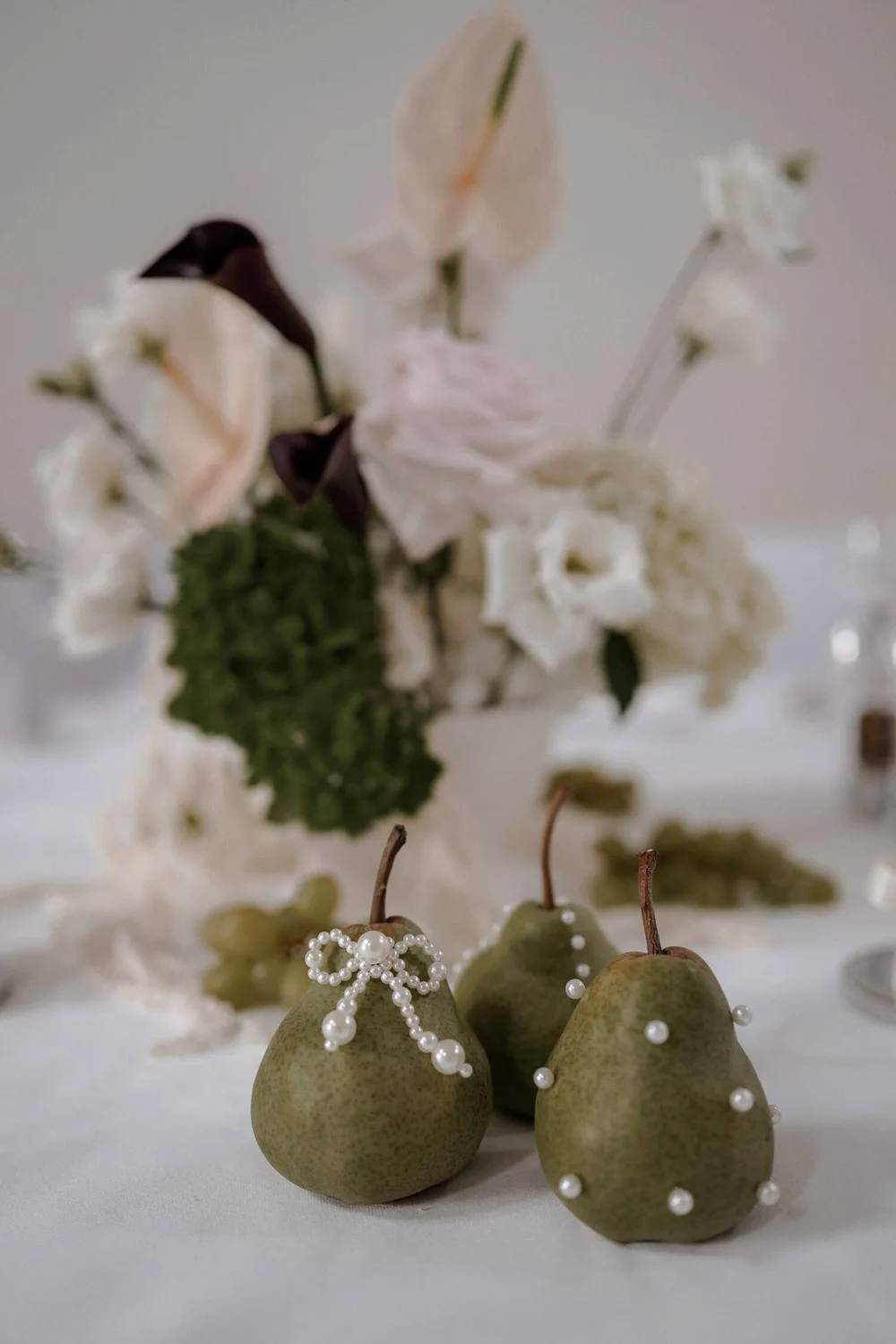 Hochzeitsdeko mit verzierten Birnen