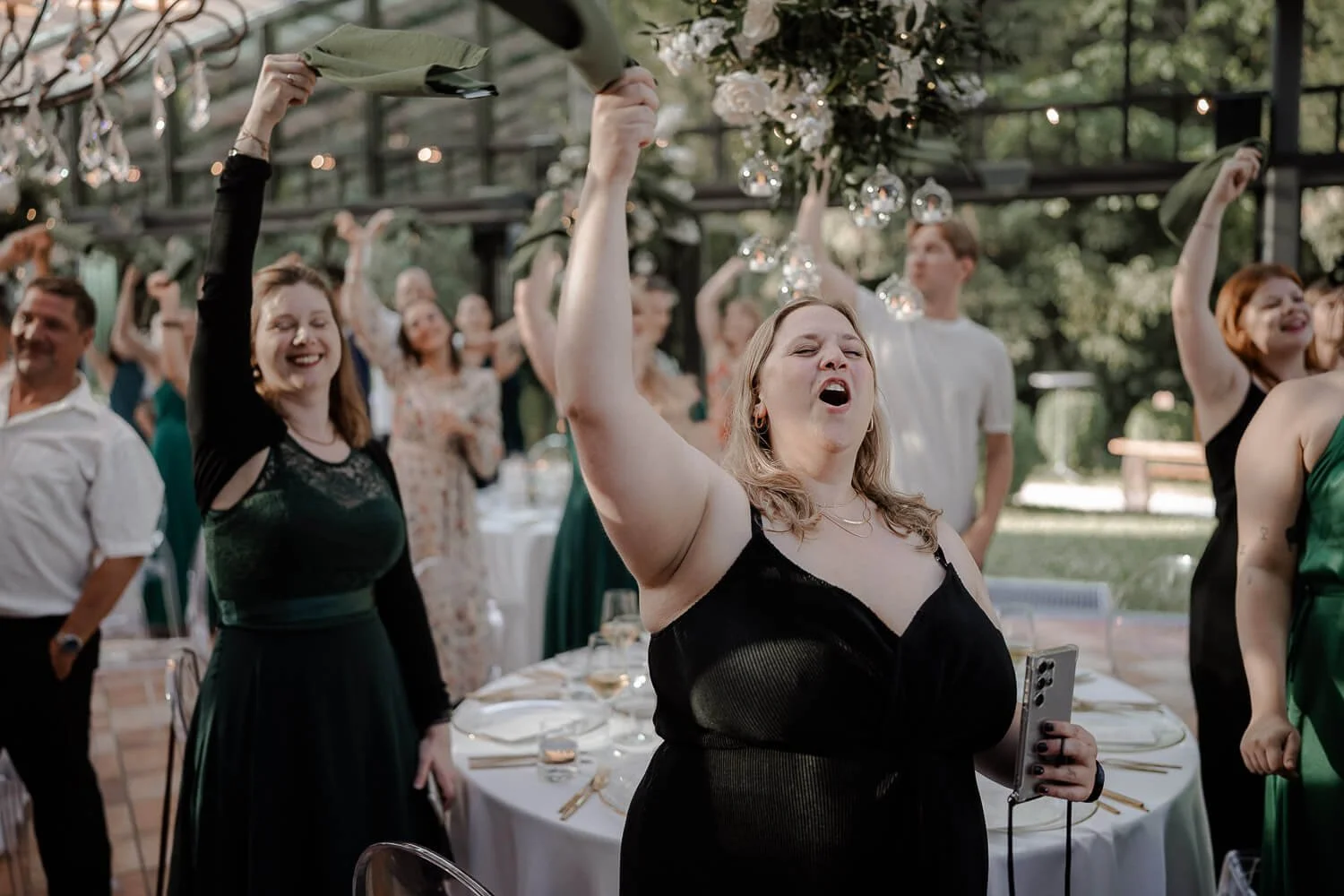 Hochzeitsgäste feiern