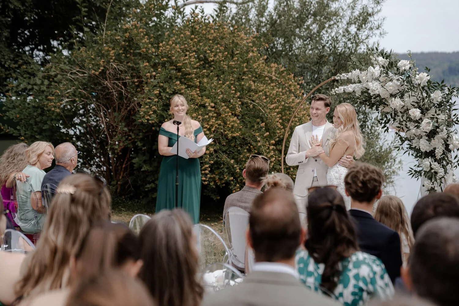 Rednerin spricht bei Hochzeit im La Villa  am Starnberger See
