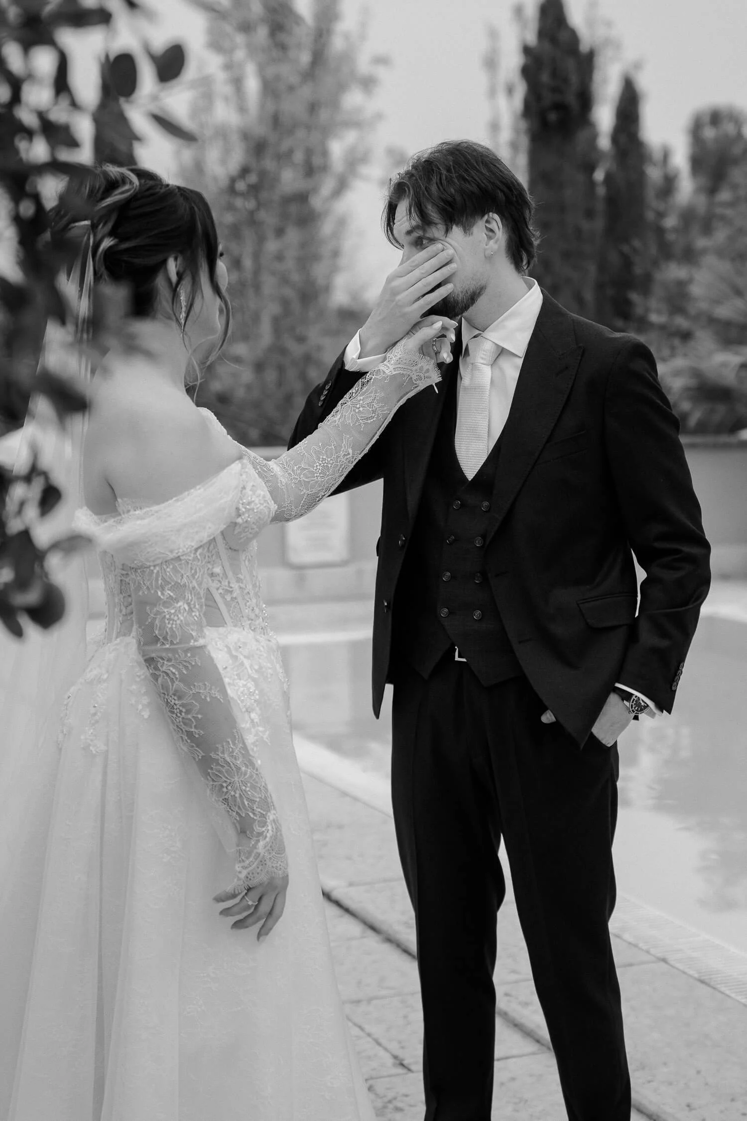 Emotionaler First Look am Pool – Morrhof Hochzeit in der Pfalz