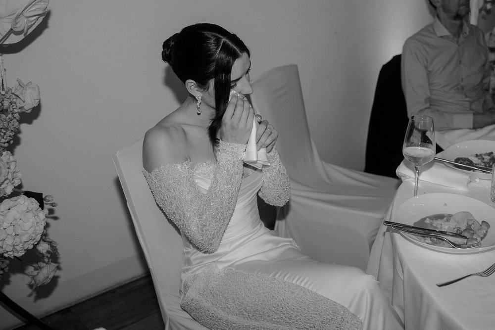 Braut wischt sich Träne ab