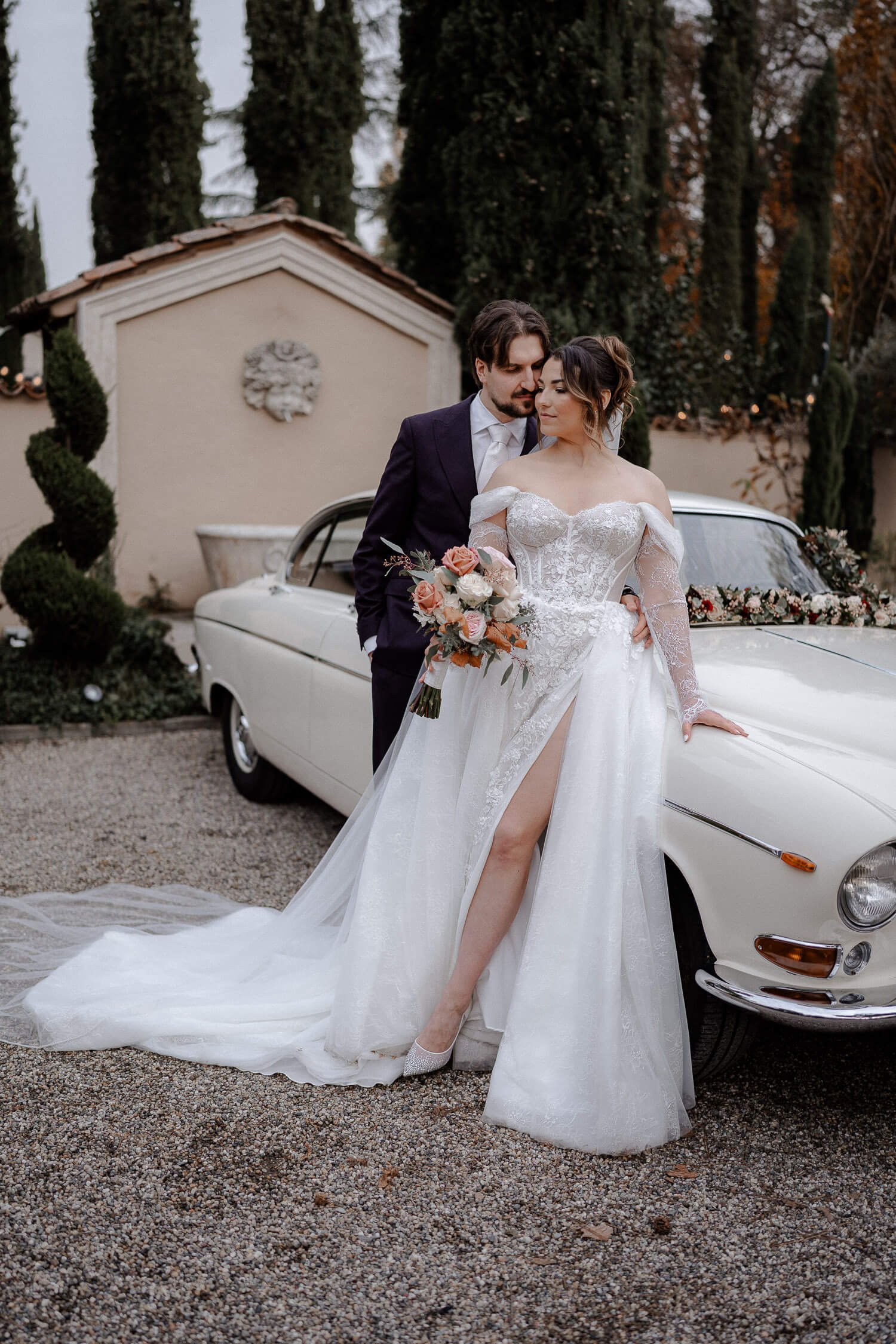 Brautpaar-lehnt-an-Hochzeitsauto.jpg