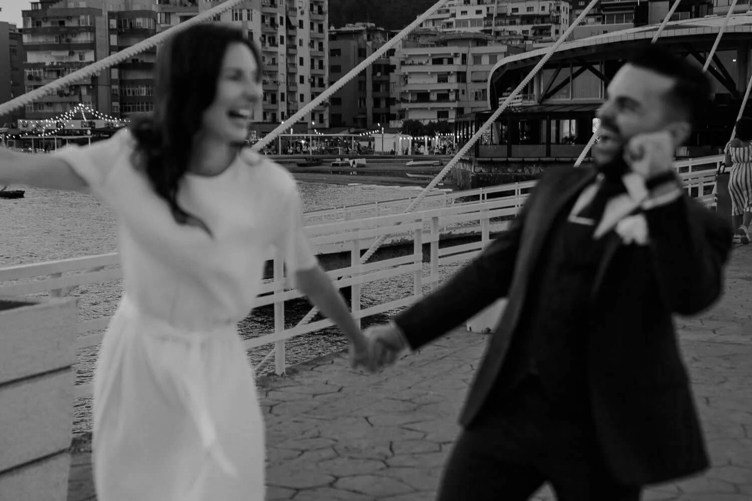 Glückliches Brautpaar bei freier Trauung in Italien am Hafen