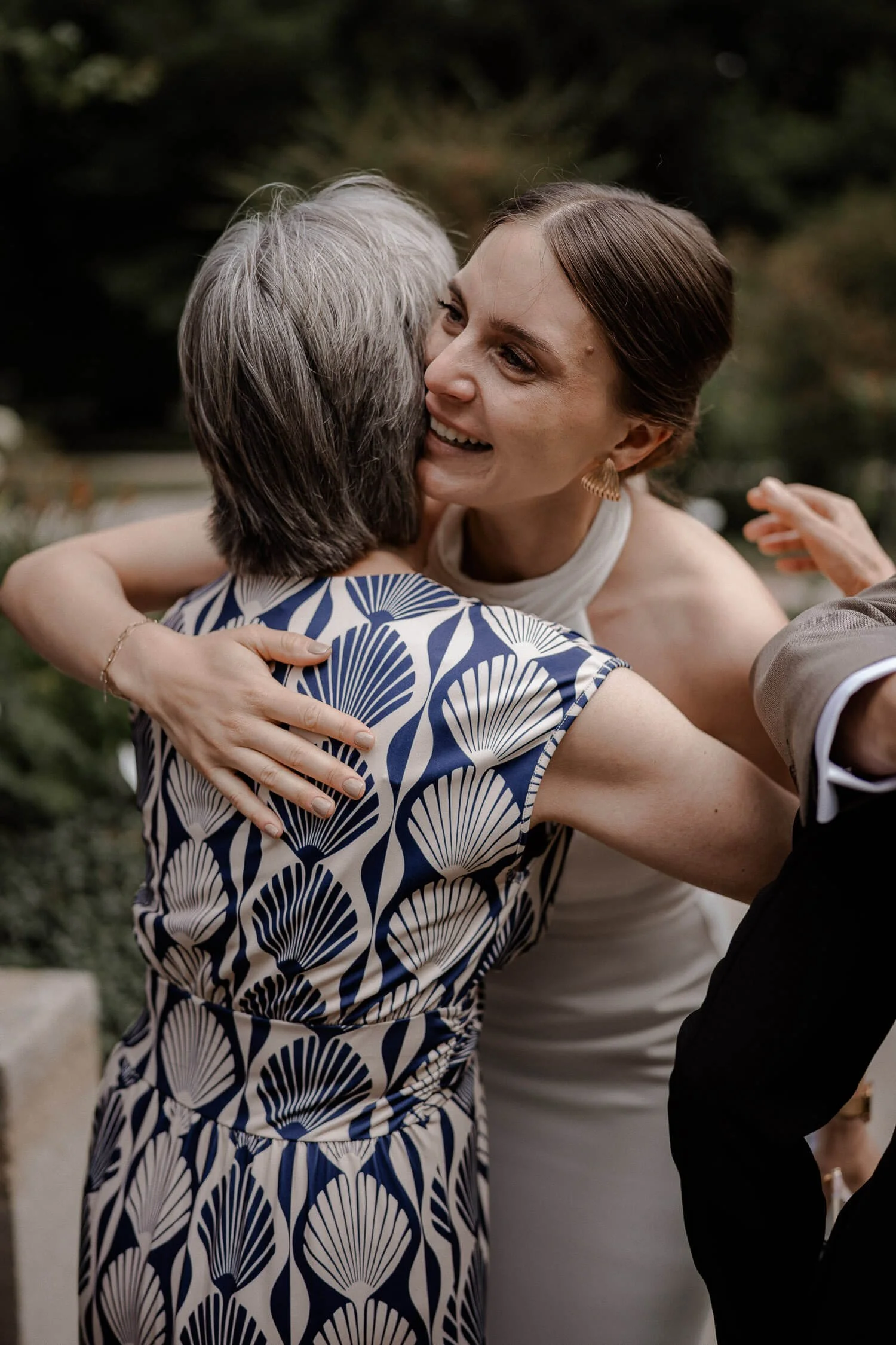 Emotionale Umarmung nach der Trauung (Braut &amp; Gast, draußen) – hochzeit roseninsel gratulation