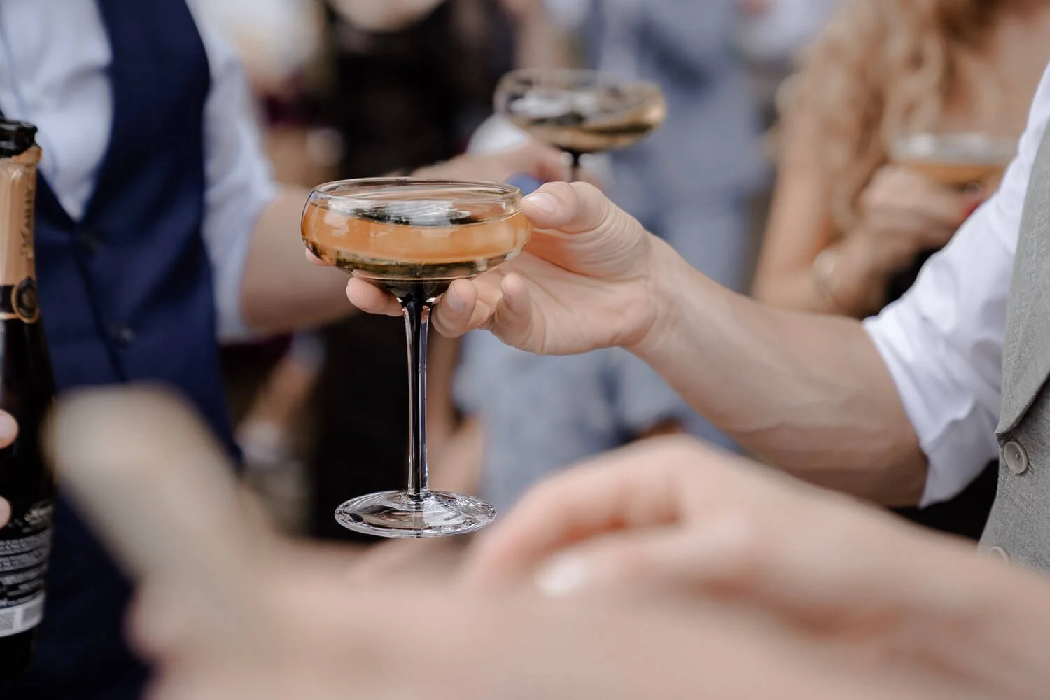 Gäste stoßen mit Champagner bei Hochzeit an