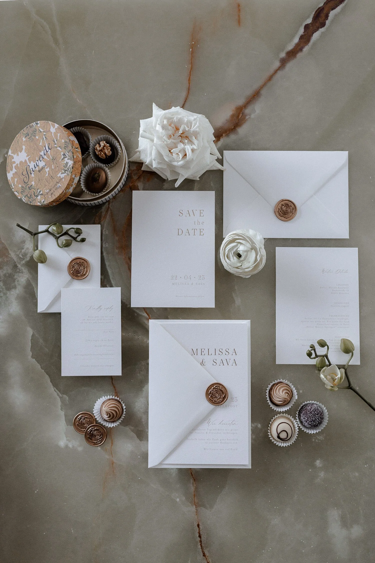 Edle Hochzeitspapeterie mit Save-the-Date und Siegel.