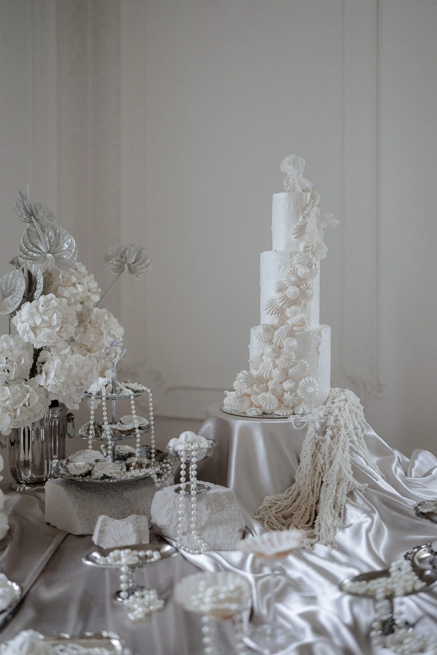 Hochzeitsdekoration mit weißen Blumen und maritimen Motto. Elegante Hochzeitsdetails in München.