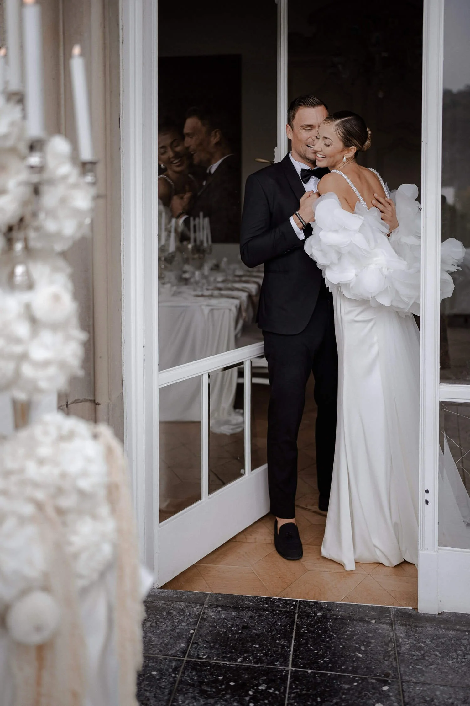 Inniger Moment des Brautpaars vor edler Hochzeitslocation