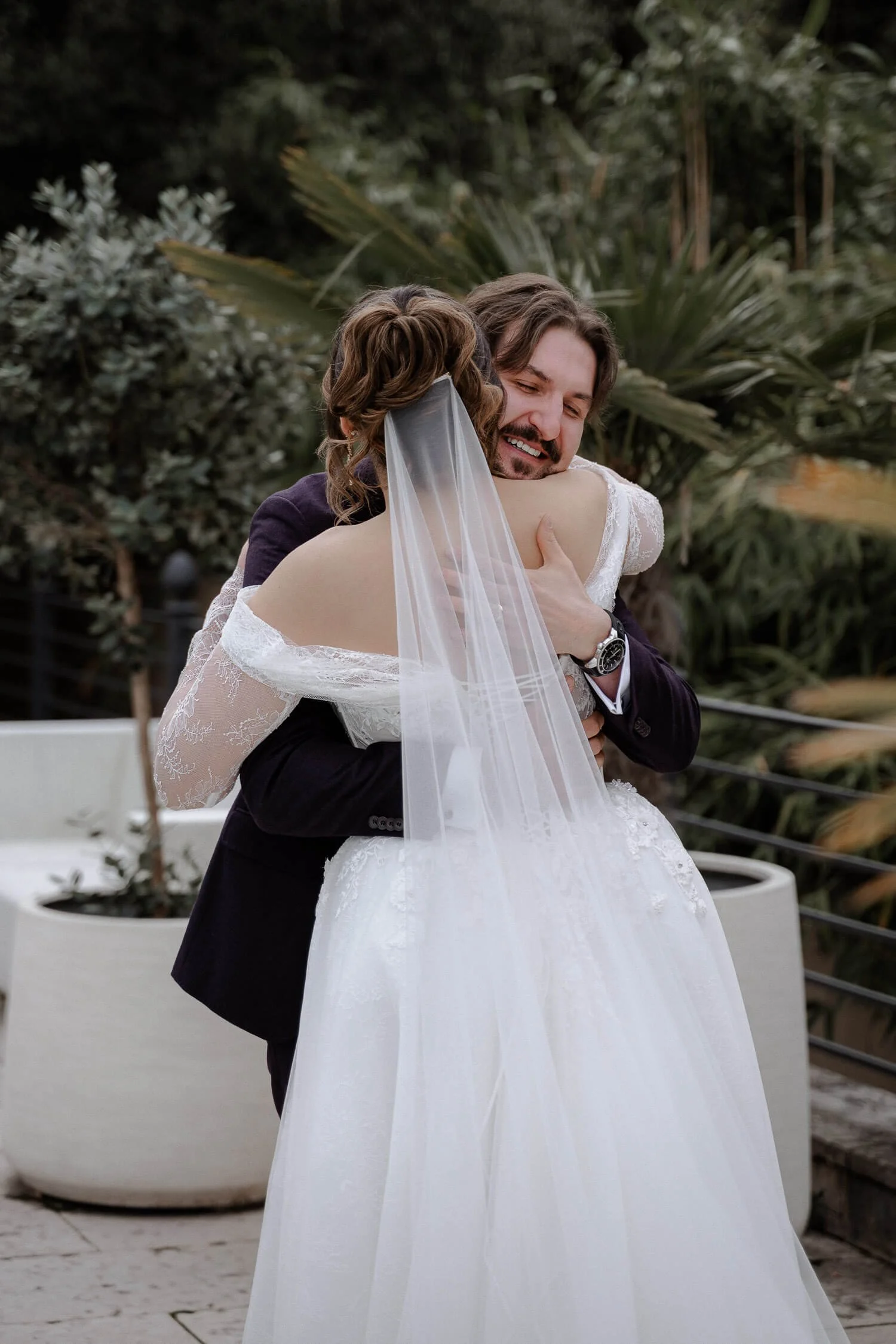 Brautpaar umarmt sich beim First Look im Morrhof