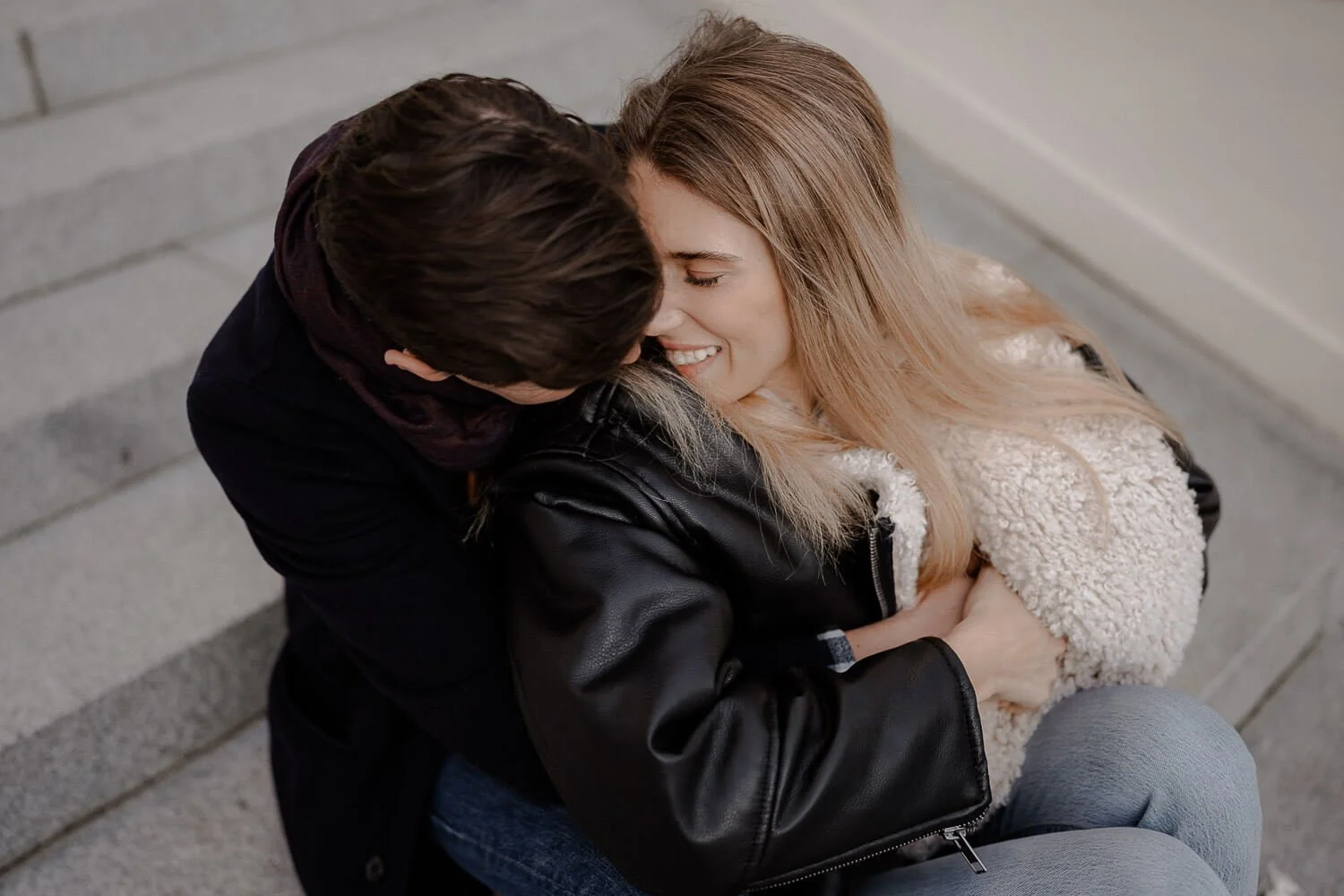 Nahes photo shoot Munich von verliebtem Paar auf Steinstufen