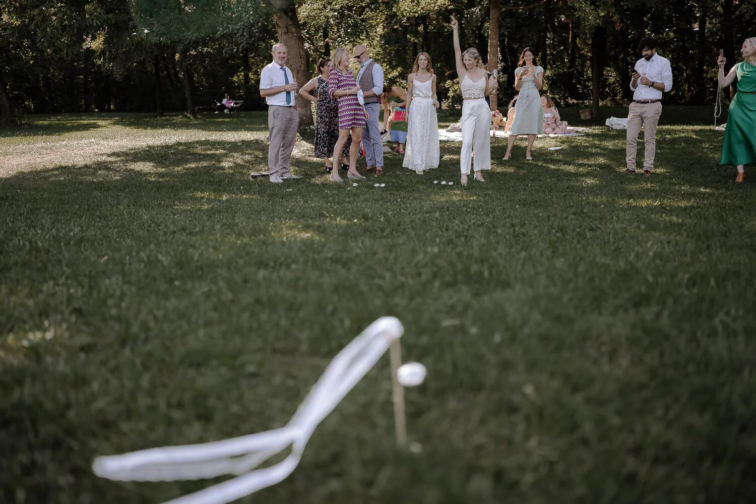 Hochzeitsspiele im Park nach Trauung