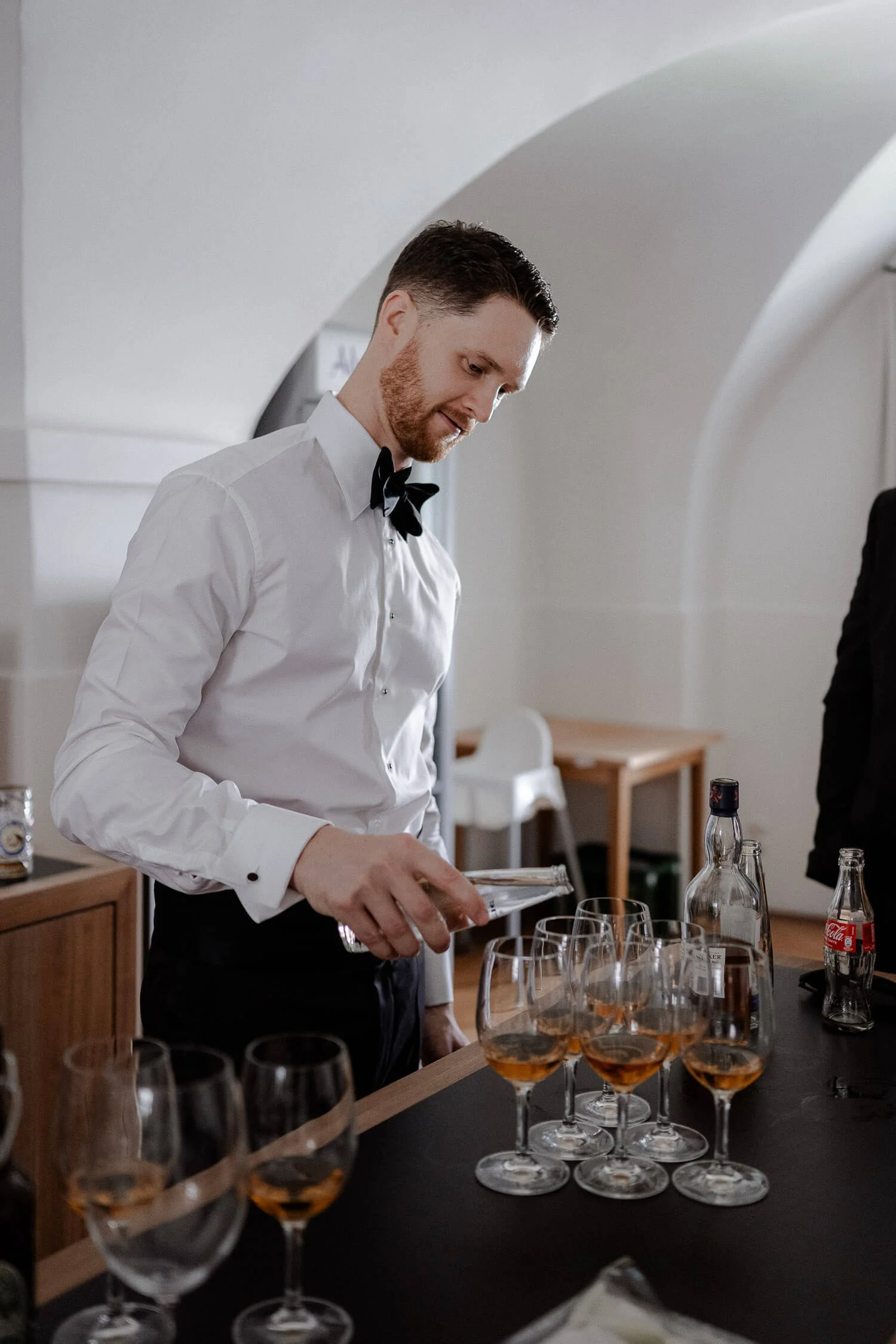 Bräutigam bereitet Drinks für den Empfang vor.