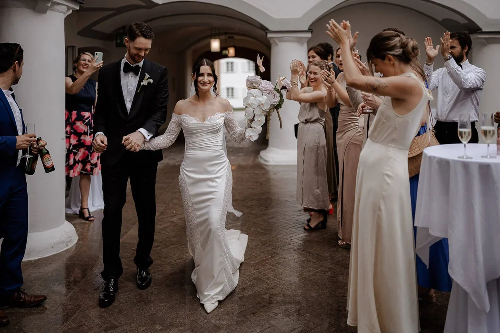 Brautpaar wird gefeiert beim Einzug
