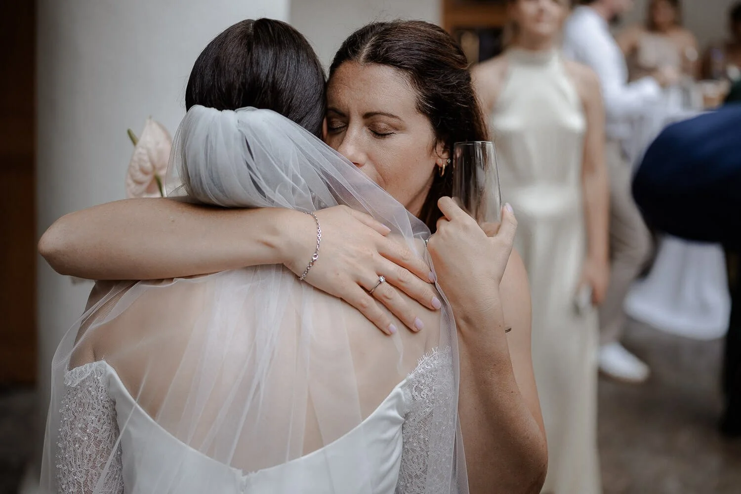 Hochzeitsfotografin München – emotionale Umarmung zwischen Braut und Gast bei Trauung