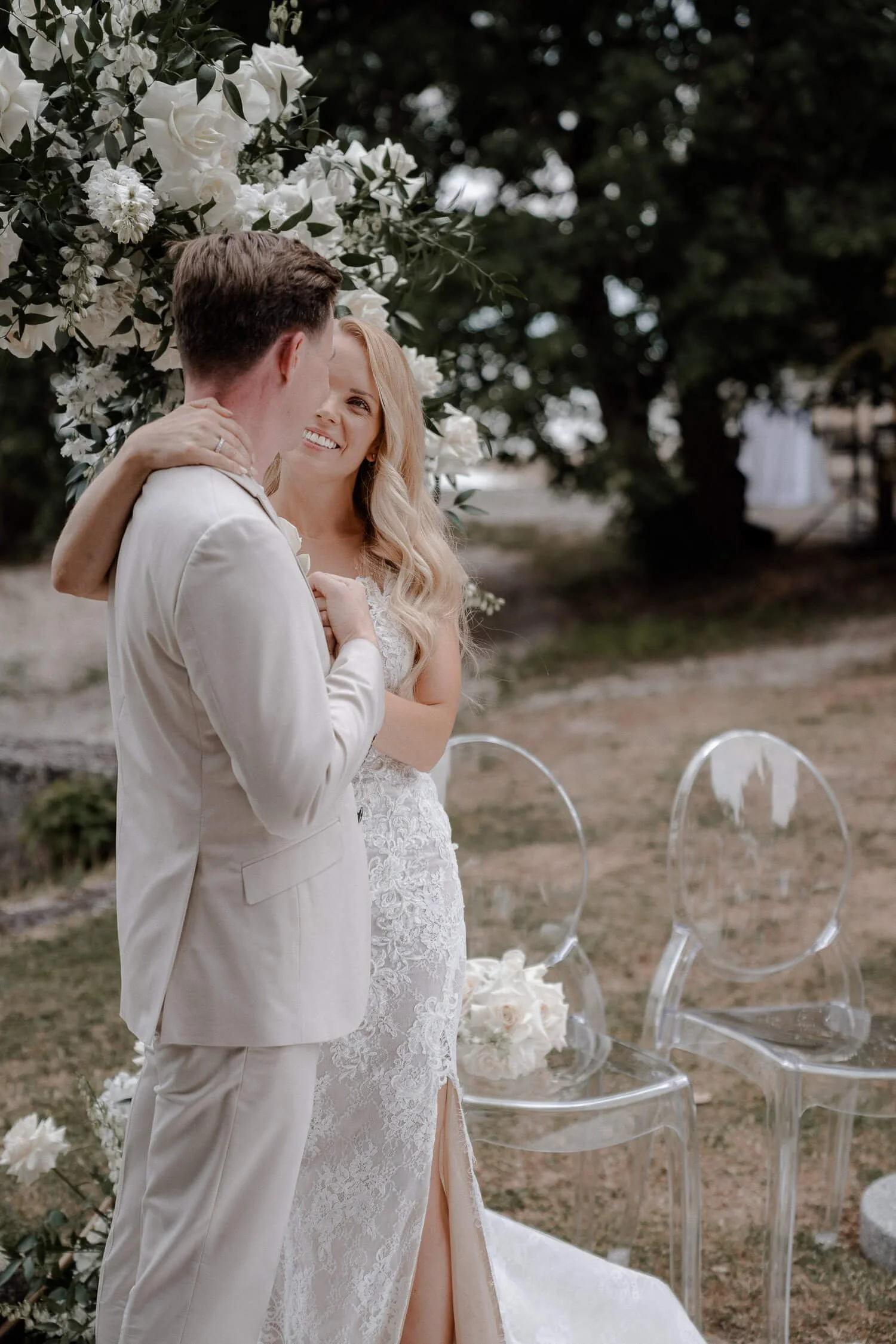 Braut und Bräutigam während freier Trauung