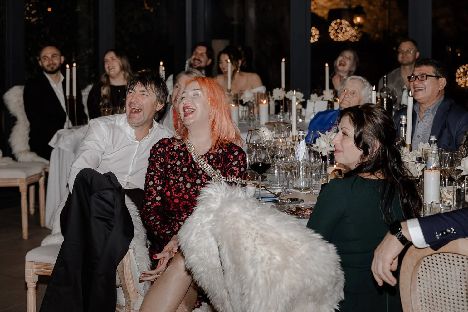 Gäste lachen mit – Stimmung &amp; Emotionen beim Dinner