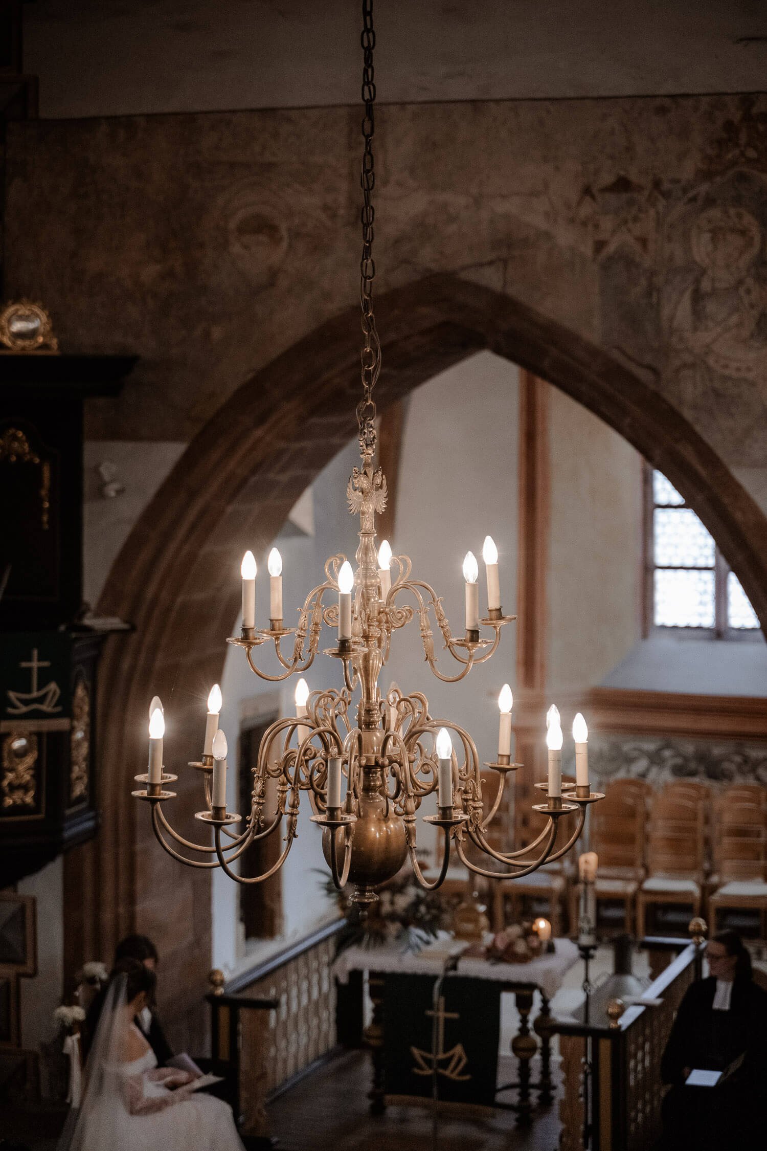 Hochzeit-Kirche-Kronleuchter.jpg
