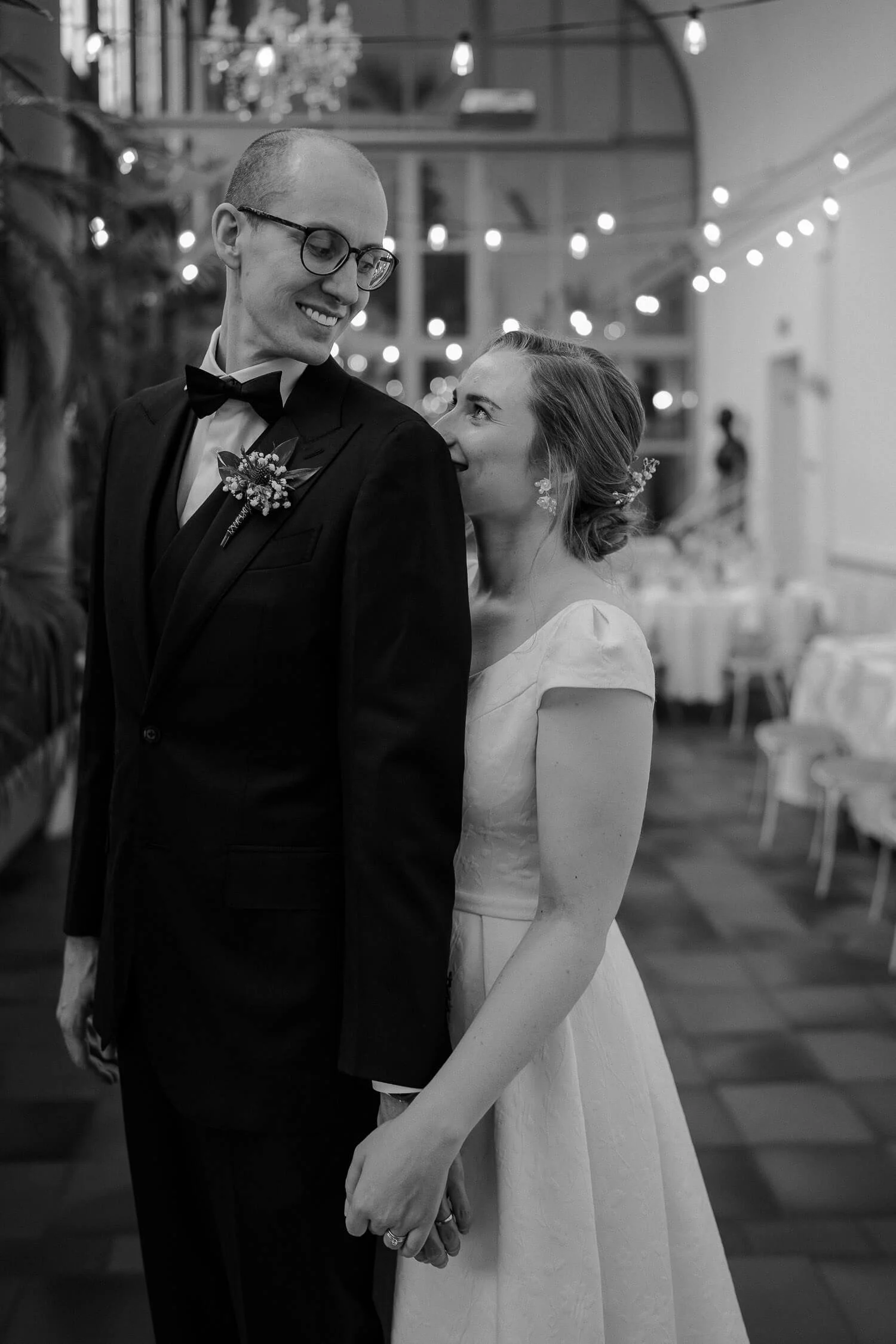 Verliebtes Brautpaar bei Hochzeit im Palmenhaus München