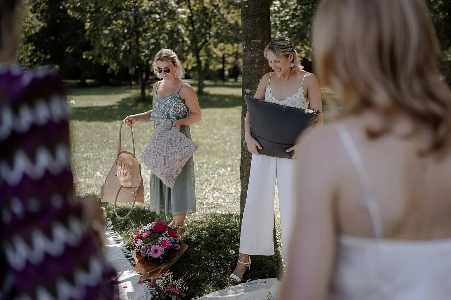 Nach der Trauung: Braut mit Kissen bei Picknick im Grünen in München