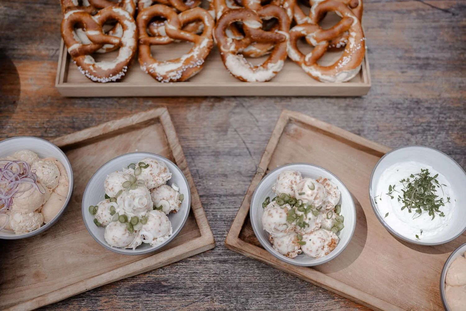 Brezeln und Obazda beim Empfang einer Hochzeit