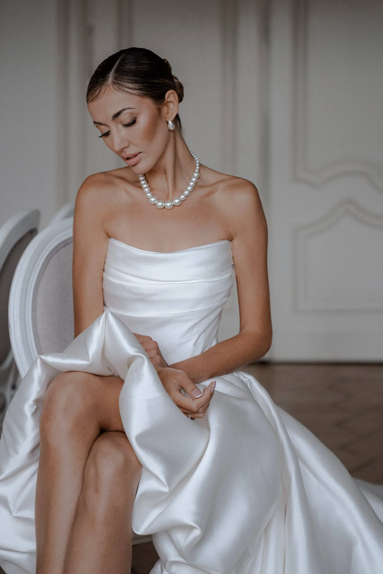 Elegante Braut in wunderschöner Villa während der Hochzeit.