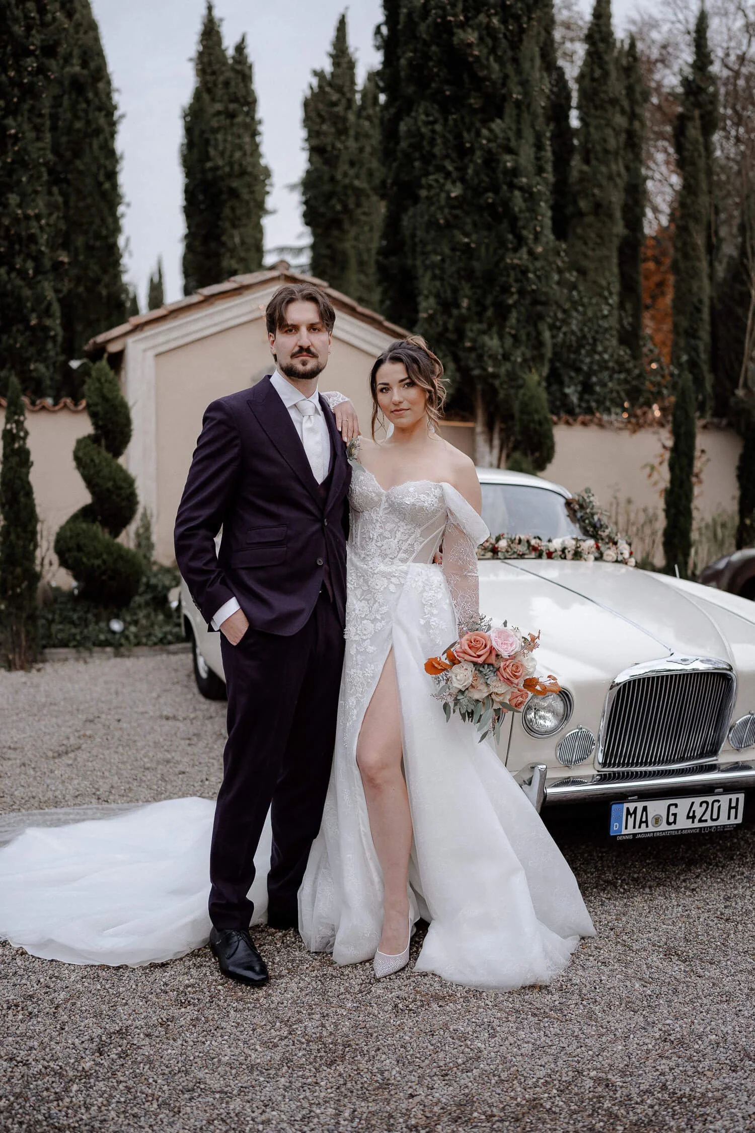 Brautpaar-Porträt vor dem Oldtimer – elegante Morrhof Hochzeitsfotos