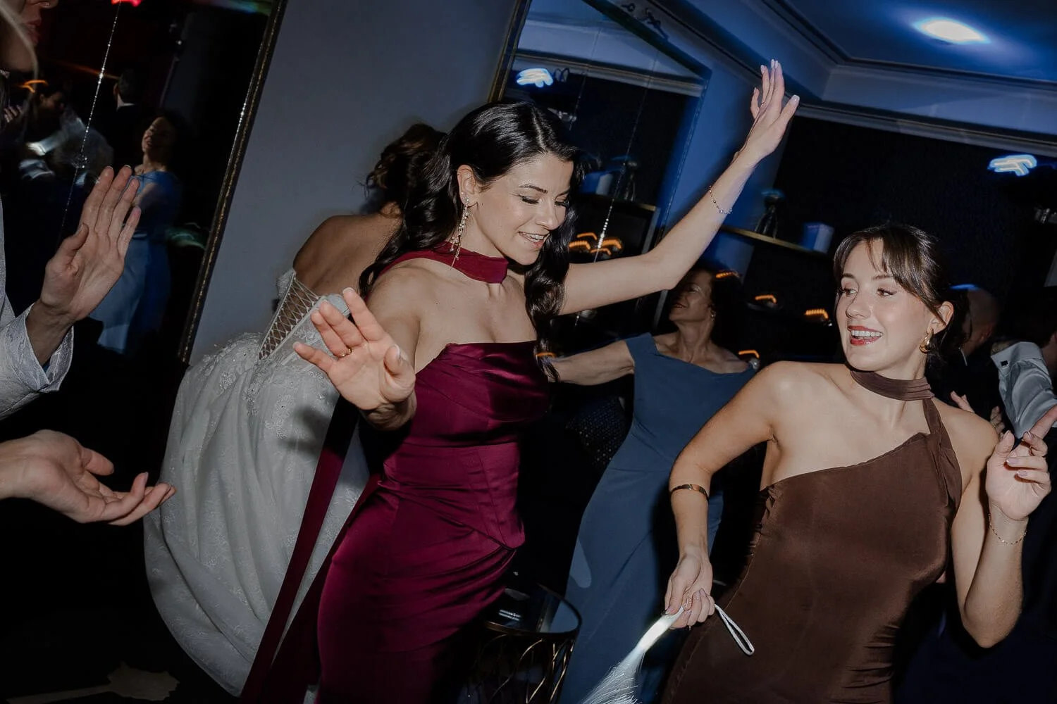 Girls Night Vibes – zwei Freundinnen im Flow, Arme hoch, pure Party