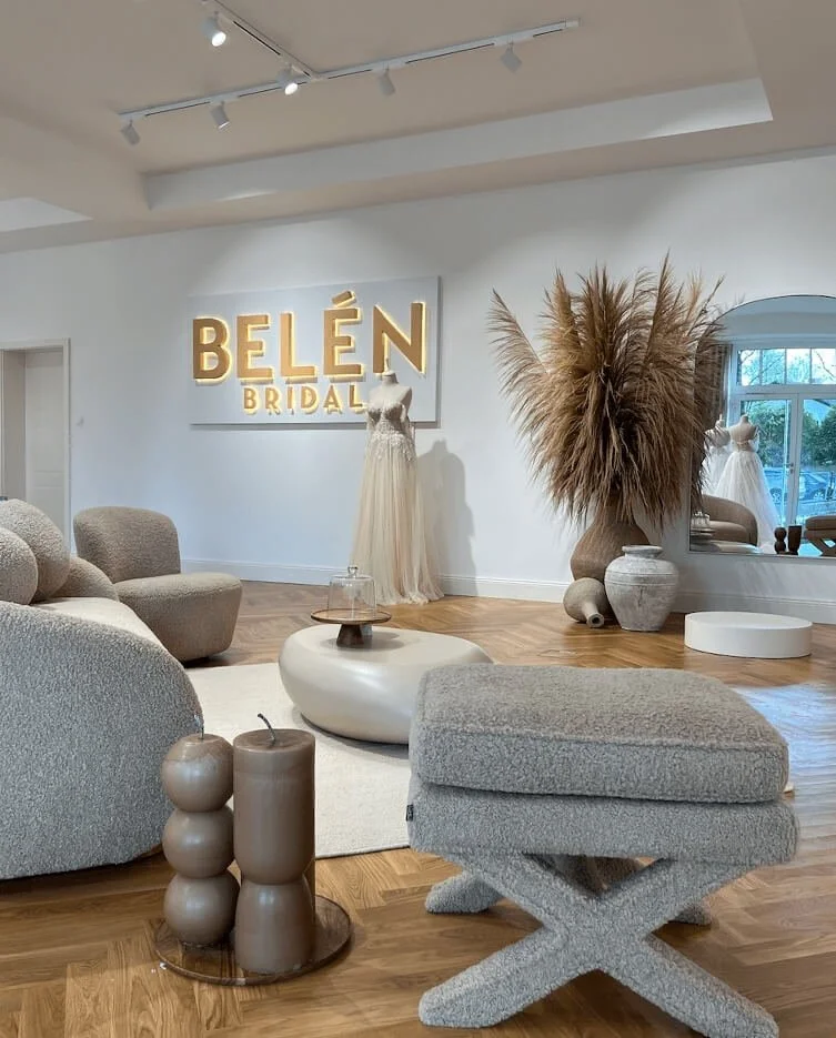 Brautmode in München: stilvoller Bridal-Store mit BELÉN-Schriftzug und Kleid