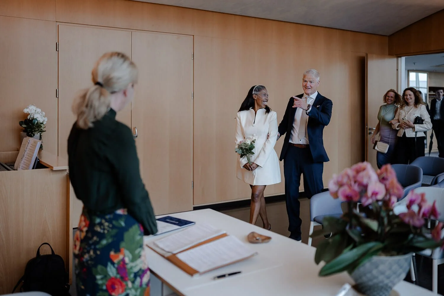 Paar betritt Trauzimmer im Standesamt München Ruppertstraße mit Gästen