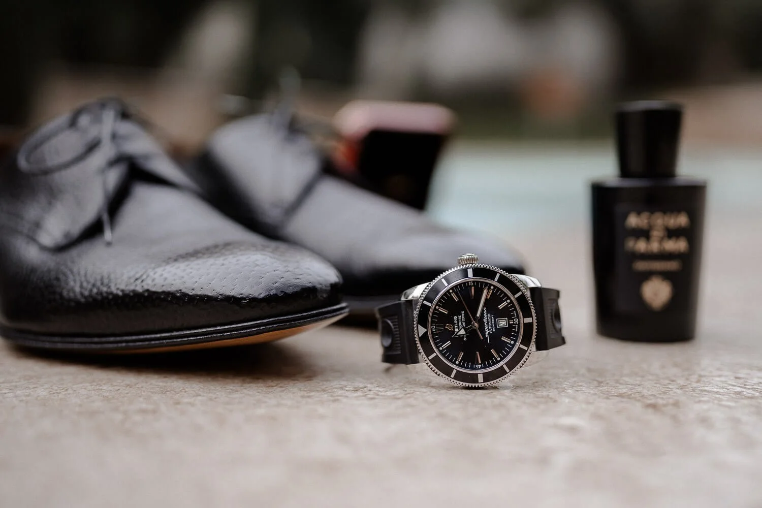 Herrenschuhe, Uhr &amp; Parfum – Hochzeitsdetails im Morrhof