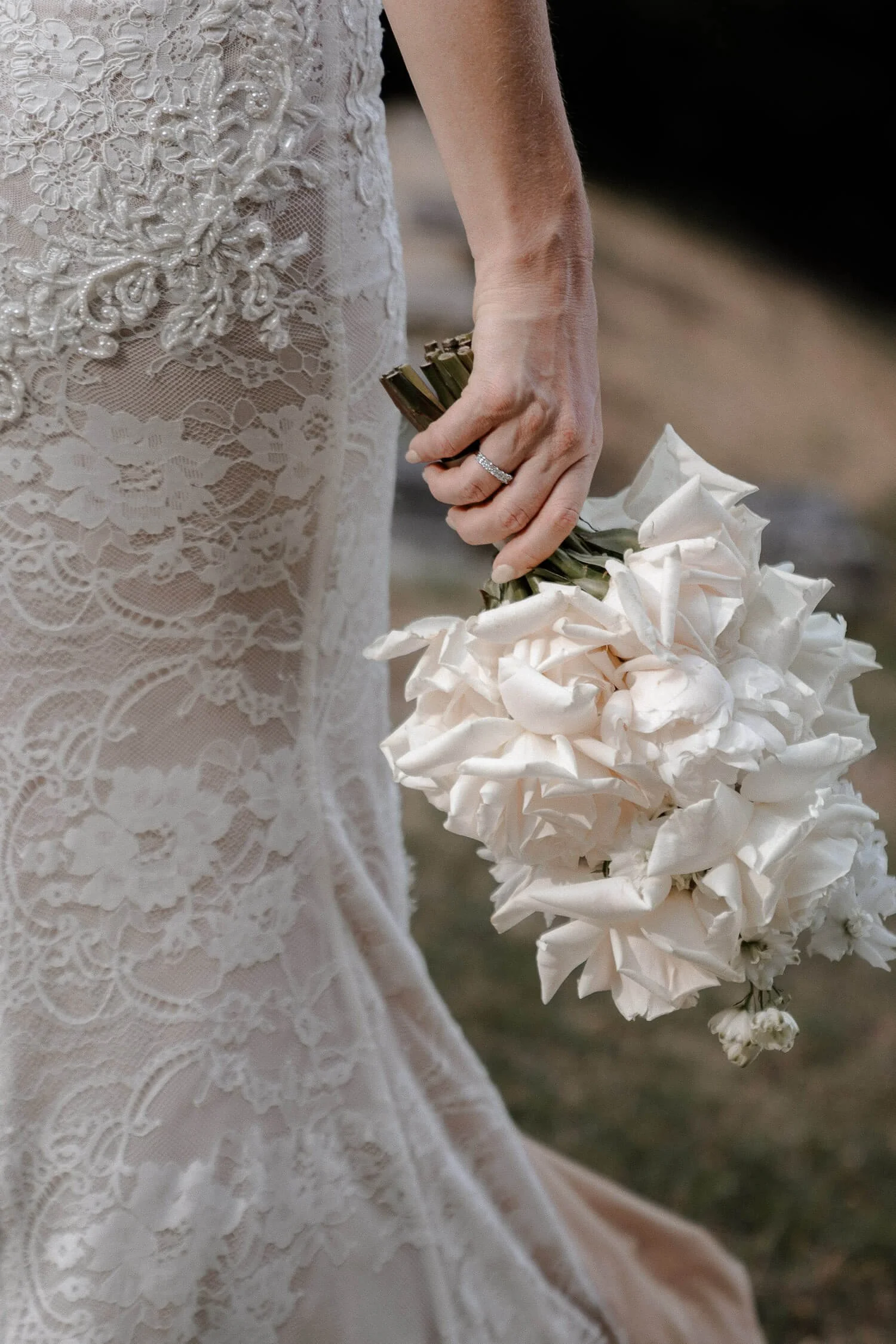 Braut hält weißen Strauß