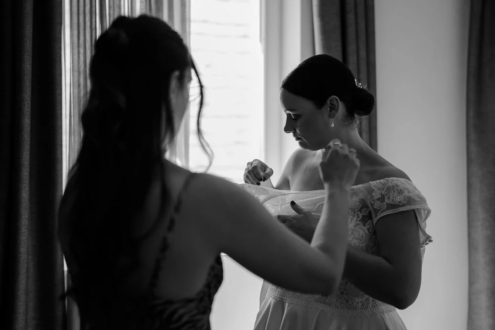 Braut_Getting_Ready_Kleid_Anziehen.jpg