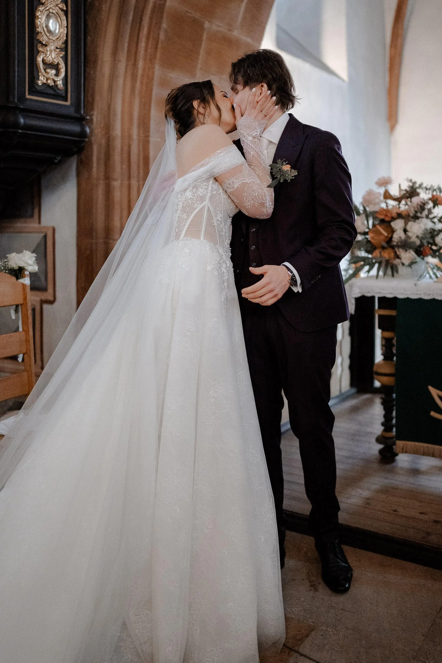 Kuss-Hochzeit-Kirche.jpg